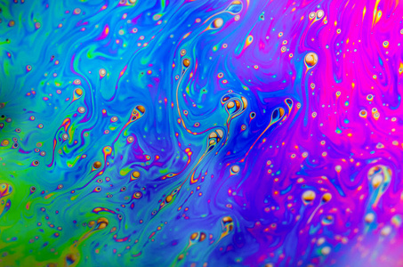 肥皂泡沫表面的光形成的美丽的迷幻抽象