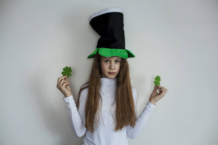 有趣和快乐的小女孩在一个妖精的帽子的圣帕特里克节的概念