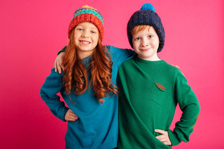 两个小朋友亲嘴图片