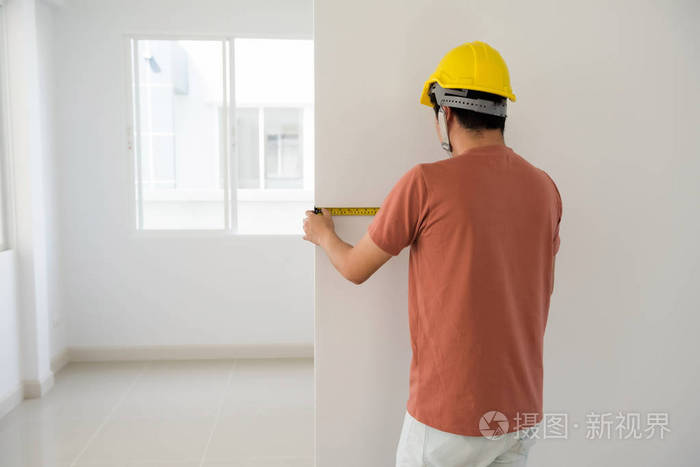 室内工程师测量新房墙