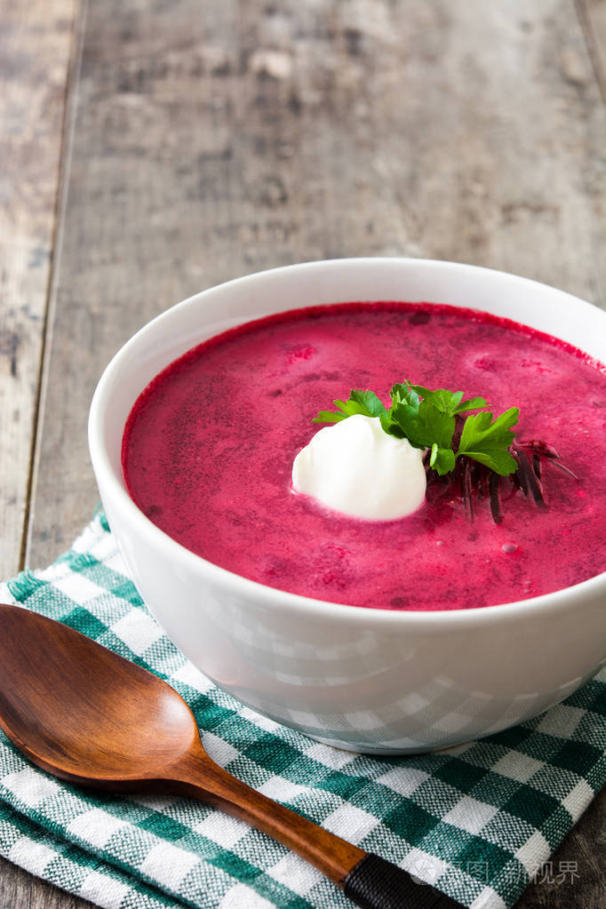 木桌白碗甜菜汤