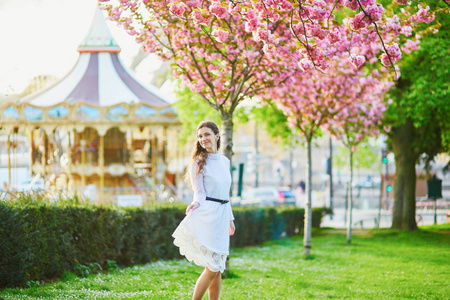 法国巴黎的樱桃花季节, 穿着白色连衣裙的快乐年轻女子