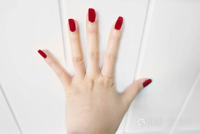美丽的女人红指甲女性手与红色指甲指甲隔离在白色的墙壁背景伟大的