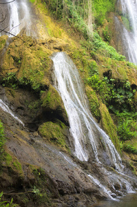 瀑布水射流从岩石和贝吉塔之间的高度坠落