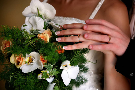 新娘和新郎的手与圆环