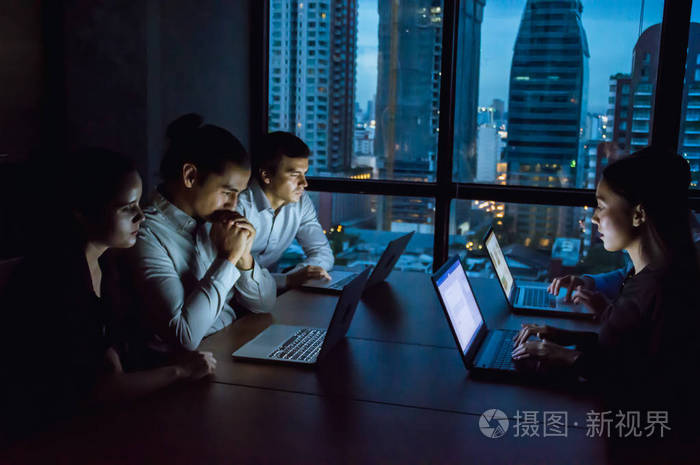 在办公室夜间加班的商人