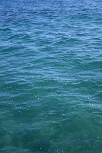 在地中海的蓝色表面观看