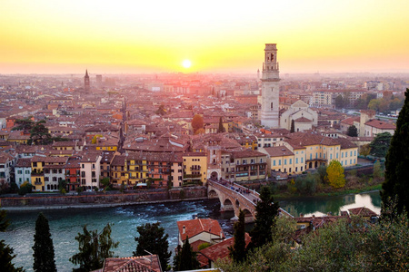 观赏维罗纳城市与彼特拉浦和河在日落。意大利