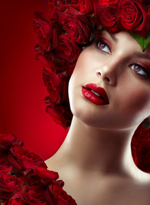 红色化妆和玫瑰的美丽时尚女孩。发型