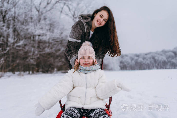 姐姐拉小妹妹, 在冬季公园玩得开心