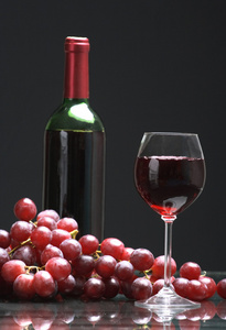 瓶和杯红酒，葡萄