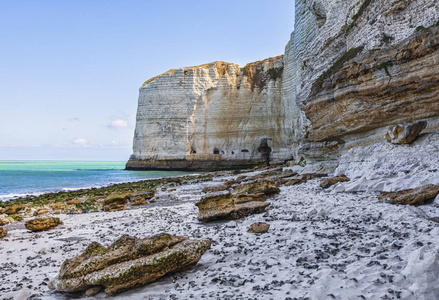 从 le tileul 在上部在法国北部诺曼底的岩石海滩的形象