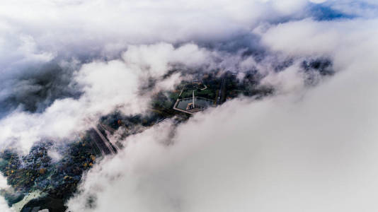 里加城市秋季无人机飞行和云彩纪念碑