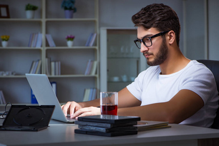 年轻人留在办公室加班工作照片