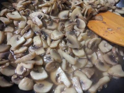 切片蘑菇是油炸锅, 蘑菇在煎锅, 蘑菇是准备在家庭厨房, 复古风格, 美国菜, 素食食品