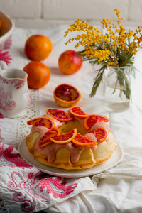 血橙磅蛋糕与橙色的热情糖衣图片