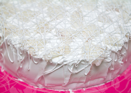 白色奶油蛋糕巧克力和水果芝士蛋糕与覆盆子白奶油冰水果和巧克力蛋糕