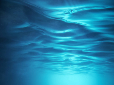 从下面的蓝色波浪水的背景照片