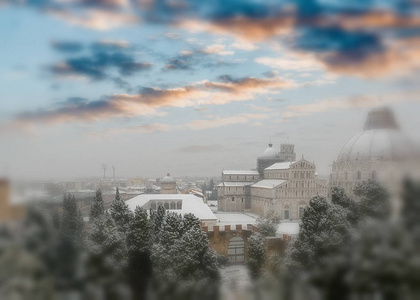 广场的奇迹鸟瞰在日落与雪, 比萨托斯卡纳