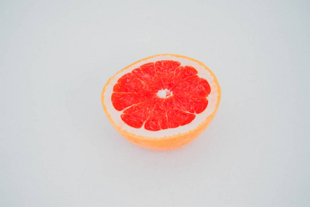 成熟的半粉红色柚子柑橘果在白色背景下分离