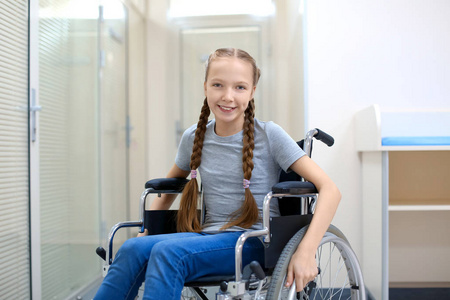 坐轮椅的姑娘高清图片图片