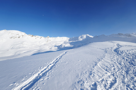 山与雪的冬天