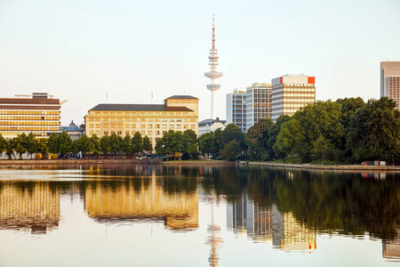 汉堡城市风景与 Heinrich赫兹塔通信塔在背景