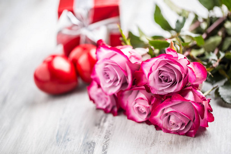 玫瑰.粉红色玫瑰带两颗心和红色的礼物