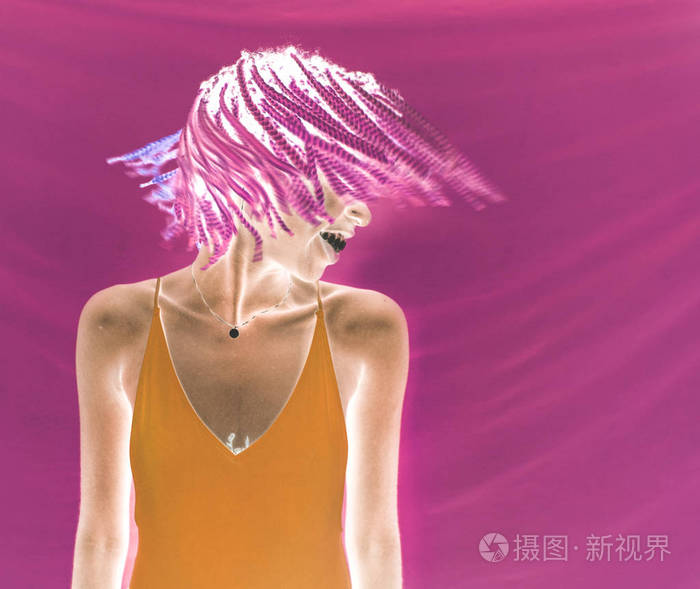 女孩摇晃她的粉红色编织的头发