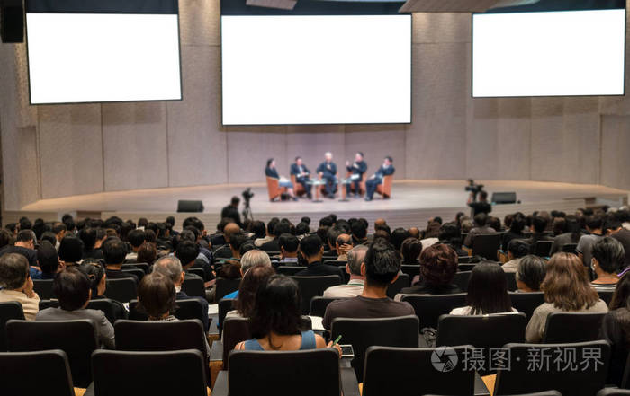 观众的后方观点在演讲台上在会议大厅或研讨会会议, 商业和教育概念