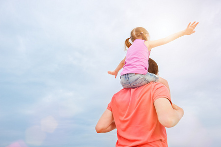父亲背在肩上的他的女儿照片