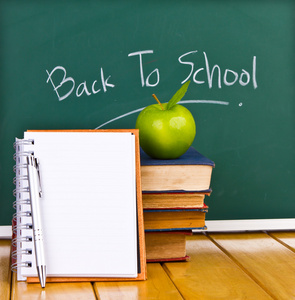 回学校写上黑板前与青苹果和书籍