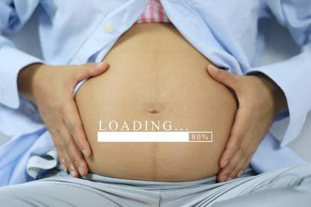 孕妇腹部与 c 时间概念加载文本