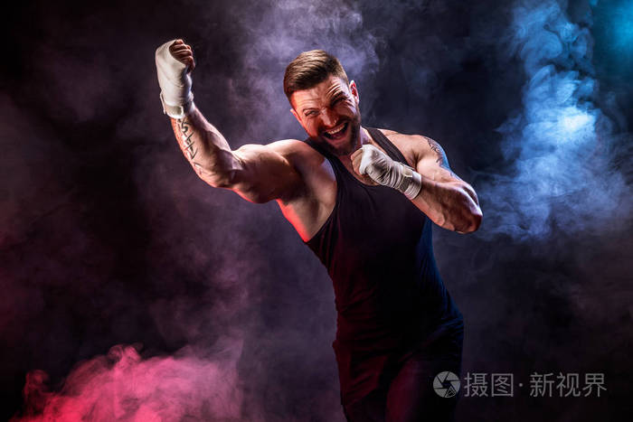 运动员拳泰国拳击手战斗黑色背景与烟雾