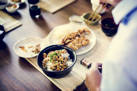 餐桌上的人用筷子, 日粮摆在餐桌上