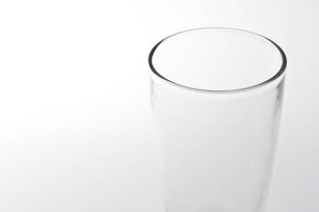 玻璃用水在白色背景上