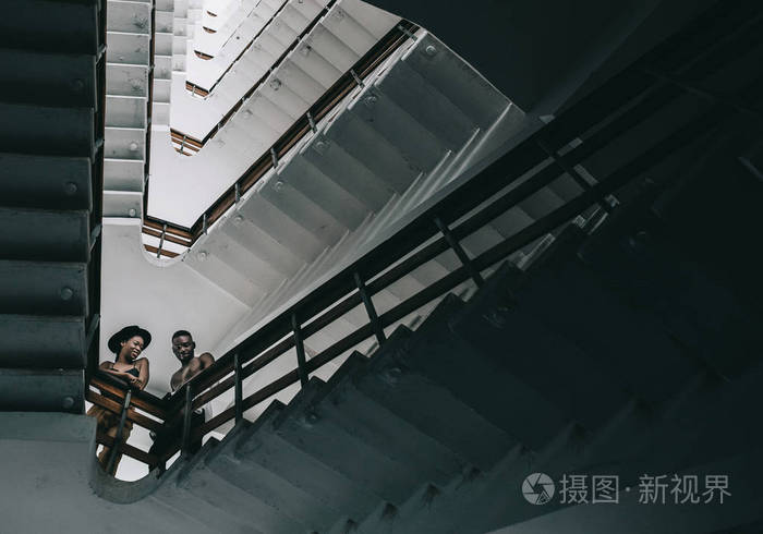 幸福情侣在楼梯上摆姿势