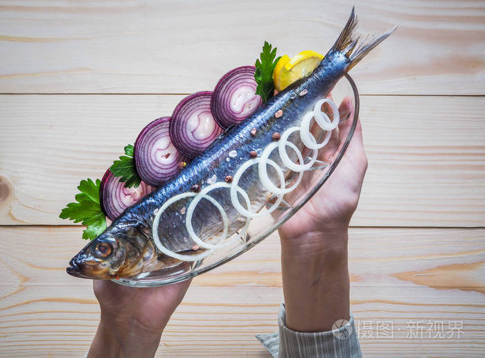 一个美味的咸鱼鲱鱼在盘子里地中海和俄罗斯菜