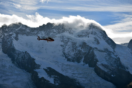 escue 直升机越过峰山脉