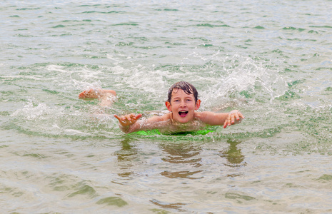 快乐的孩子享受在浪中冲浪