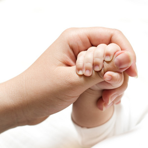 宝宝握着母亲的手