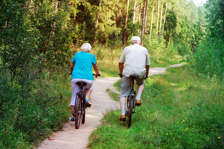 骑自行车在自然的活动年长夫妇