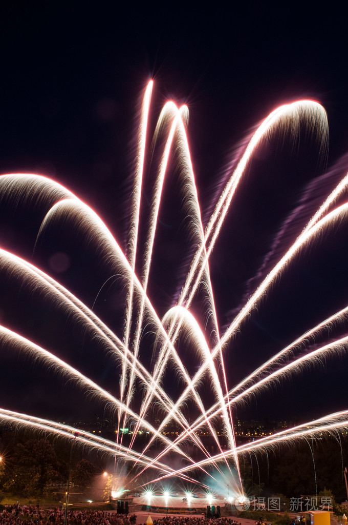 七彩烟花在夜空