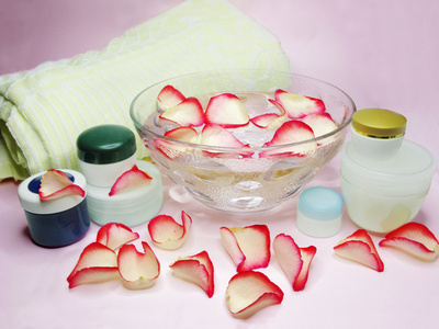 spa 碗与玫瑰花瓣和奶油
