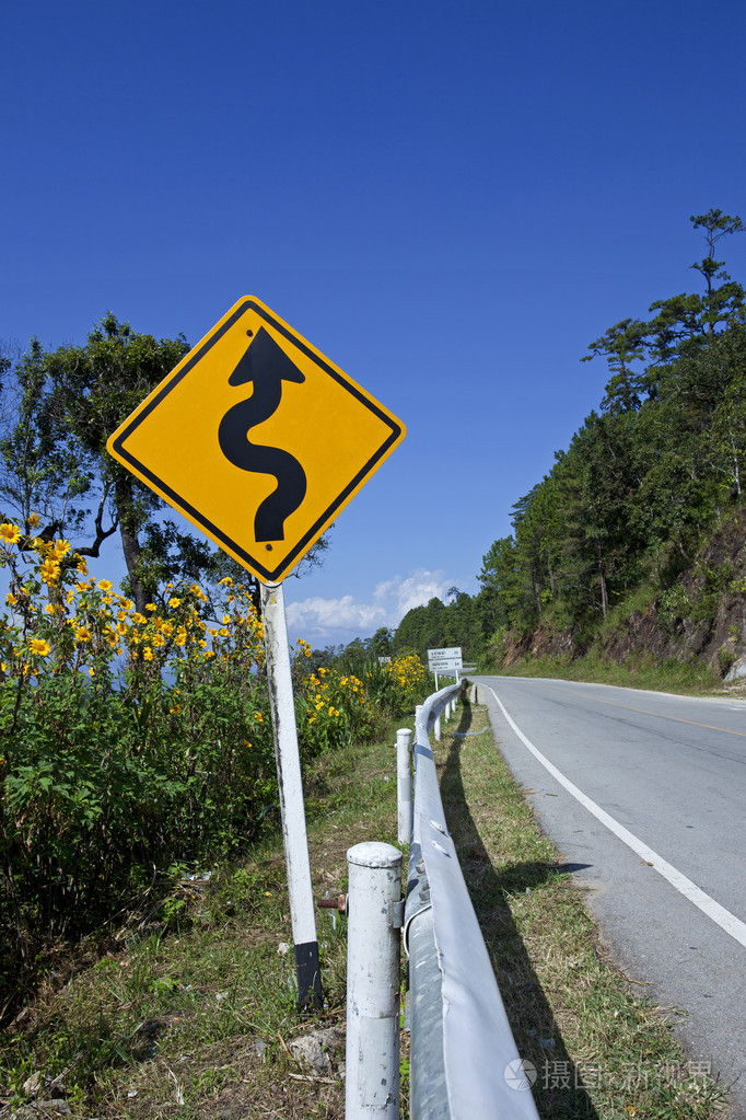 弯的道的交通标志