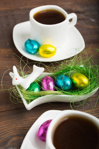 复活节彩蛋巧克力像甜点和两杯咖啡