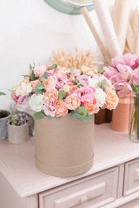 美丽的豪华花束混合花在牛皮纸盒。花店种花的工作