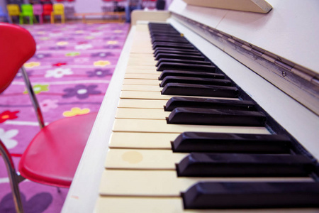 一架漂亮的钢琴。钢琴是黑白相间的。它是一种现代的和新的仪器