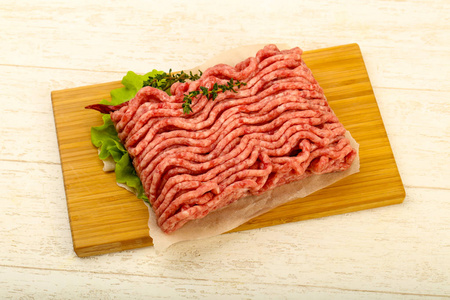 生牛肉肉用百里香和辣椒