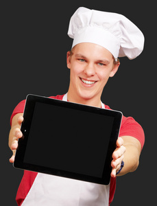 在黑 b 显示一个数字平板的年轻厨师男人的肖像